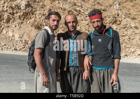 Corrieri di prendere un periodo di riposo a destinazione in Valle Uraman In estate dopo aver effettuato il contrabbando di merci provenienti dall'Iraq Kurdistan, Provincia, Iran Foto Stock