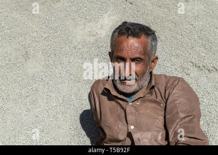 Corriere di prendere un periodo di riposo a destinazione in Valle Uraman In estate dopo aver effettuato il contrabbando di merci provenienti dall'Iraq Kurdistan, Provincia, Iran Foto Stock