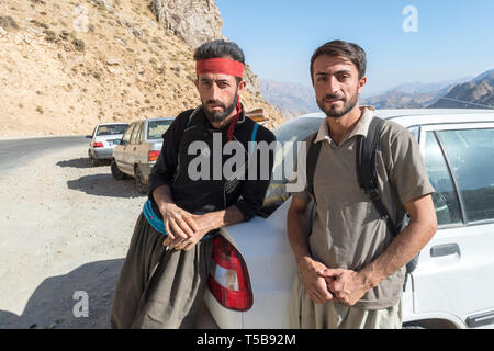 Corrieri di prendere un periodo di riposo a destinazione in Valle Uraman In estate dopo aver effettuato il contrabbando di merci provenienti dall'Iraq Kurdistan, Provincia, Iran Foto Stock