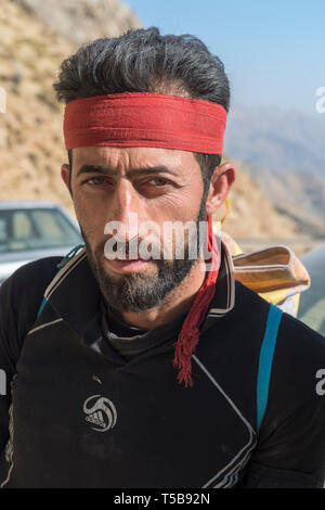 Corriere di prendere un periodo di riposo a destinazione in Valle Uraman In estate dopo aver effettuato il contrabbando di merci provenienti dall'Iraq Kurdistan, Provincia, Iran Foto Stock