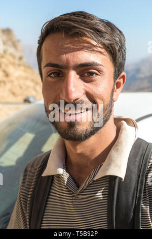 Corriere di prendere un periodo di riposo a destinazione in Valle Uraman In estate dopo aver effettuato il contrabbando di merci provenienti dall'Iraq Kurdistan, Provincia, Iran Foto Stock