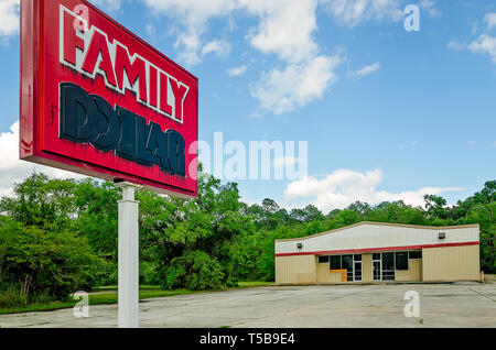Una famiglia simbolo del dollaro è contrassegnato con vernice nera dopo il negozio di chiusura, Aprile 19, 2019, il Bayou La Batre, Alabama. Foto Stock