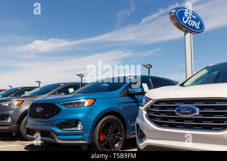 Noblesville - Circa Aprile 2019: Ford Auto e Camion concessionaria. Ford vende i propri prodotti sotto il Lincoln e Motorcraft marche Foto Stock
