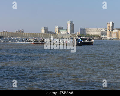 La Groenlandia Surrey Quays molo nel fiume Tamigi con Canary Wharf Skyline in background. Londra, Regno Unito. Foto Stock