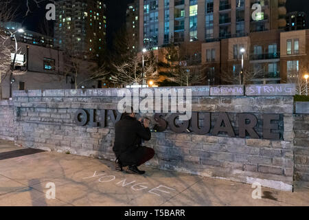 Toronto, Canada. Aprile 22, 2019. Alla vigilia del primo anniversario di Yonge Street van attacco, volontaria comunitaria Omar scrive i messaggi presso la piazza di oliva in North York's Willowdale area nella parte nord di Toronto. Dominic Chan/EXimages Foto Stock