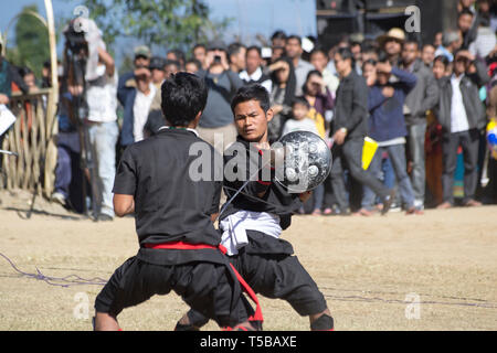 Naga Heritage Village, India. Dimostrazione presso il Festival di Hornbill Foto Stock