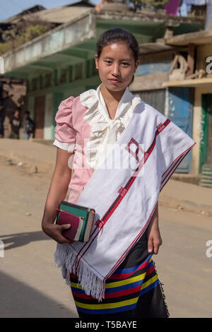 Mon, Nagaland. Giovane signora vestita a partecipare a servizio della Chiesa Foto Stock