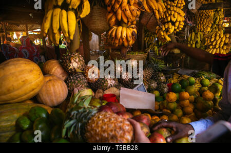 Vari frutti in locali del mercato africano Foto Stock