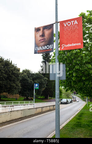 Vamos! Alberto Rivera, leader di Ciudadanos, ala destra partito liberale. Sant Cugat del Valles, Barcellona, precedendo le elezioni generali, in Spagna, in cui ta Foto Stock