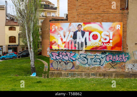 Vamos! Alberto Rivera, leader di Ciudadanos, ala destra partito liberale. Sant Cugat del Valles, Barcellona, precedendo le elezioni generali, in Spagna, in cui ta Foto Stock