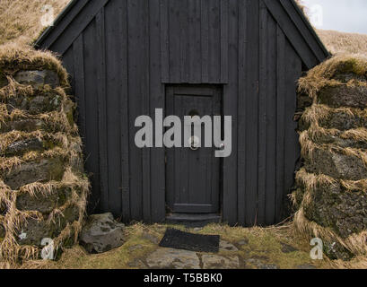 La facciata in legno con una porta di una casa di torba in Islanda vicino a Hella Foto Stock