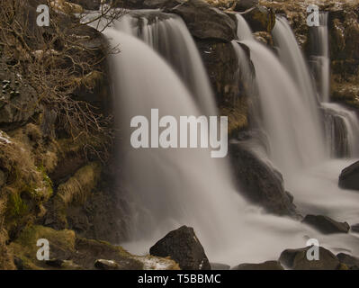 Un close-up della cascata Gluggafoss in Islanda con lunghi tempi di esposizione Foto Stock