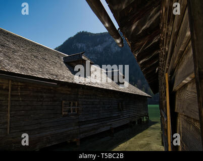 Boathouses in legno sulla riva del lago di Königssee a Berchtesgaden Foto Stock