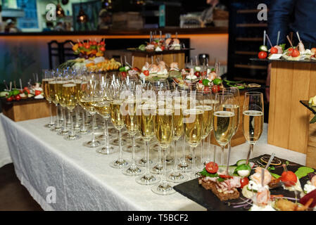 Un gran numero di occhiali con champagne sorge su un tavolo Foto Stock