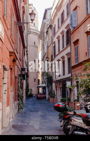 Un colorato strada stretta a Roma Foto Stock