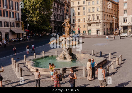 Piazza Barberini con la fontana del Tritone è una grande piazza nel centro storico di Roma e si trova sul colle del Quirinale Foto Stock