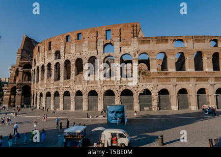Il Colosseo o il Colosseo, noto anche come l'Anfiteatro Flavio, è un anfiteatro ovale nel centro della città di Roma Foto Stock