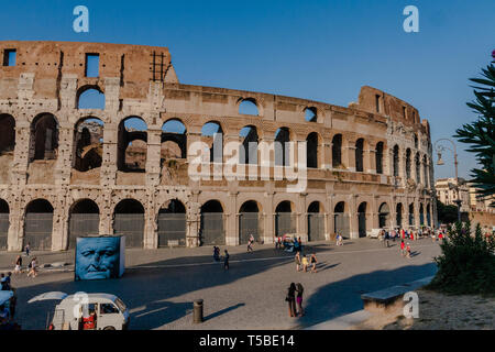 Il Colosseo o il Colosseo, noto anche come l'Anfiteatro Flavio, è un anfiteatro ovale nel centro della città di Roma Foto Stock