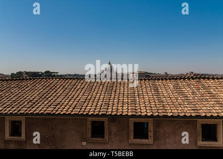 Una vista della Basilica di San Pietro da Castel Sant'Angelo Foto Stock