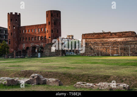 La Porta Palatina è un età Romana city gate si trova a Torino Foto Stock