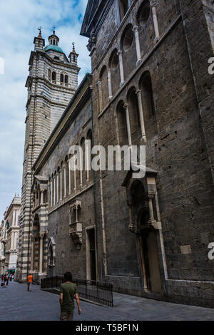 Cattedrale di Genova e Cattedrale di San Lorenzo (Italiano: Duomo di Genova e Cattedrale di San Lorenzo) in Genova, una vista da Via San Lorenzo Foto Stock