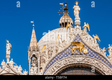 I dettagli della Basilica di San Marco sul tetto decorazione esterna con una golden leone alato, Venezia Foto Stock