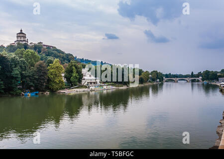 Una vista del fiume Po con la Chiesa di Santa Maria al Monte dei Cappuccini Foto Stock