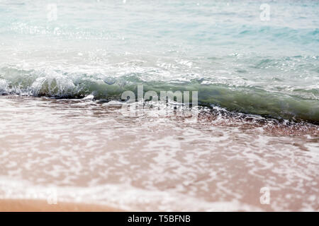 Potente Onda Blu si rompe lungo la riva. Close up. Foto Stock