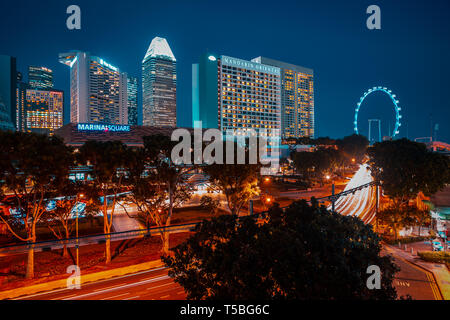 SINGAPORE, Singapore - circa settembre, 2017: skyline della città di Singapore di notte, Singapore. Foto Stock