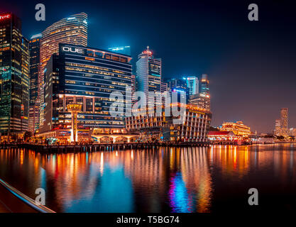 SINGAPORE, Singapore - circa settembre, 2017: skyline della città di Singapore di notte, Singapore. Foto Stock