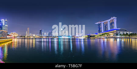 SINGAPORE, Singapore - circa settembre, 2017: skyline della città di Singapore di notte, Singapore. Foto Stock
