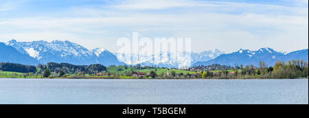 Inizio di primavera presso la Riegsee in Alta Baviera, vista di coperte di neve alpi Foto Stock