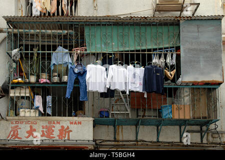 Stendibiancheria in balcone di un vecchio blocco di appartamenti a Macao o Macao in Cina Foto Stock