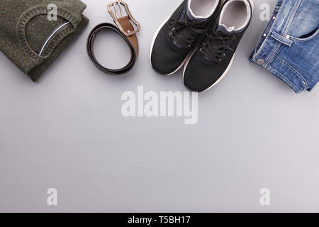 Mens estate abbigliamento casual abiti e accessori flat giacciono su uno sfondo grigio, vista dall'alto Foto Stock