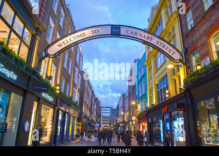 LONDON, Regno Unito - 26 GENNAIO 2016:Carnaby Street è una strada pedonale dello shopping a Soho nella City di Londra, Inghilterra, Regno Unito su Foto Stock