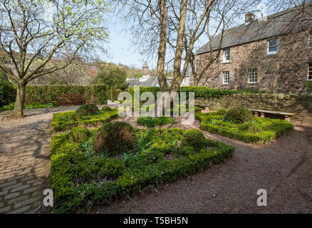 Vista di Dunbar vicino Giardino Canongate off in Edinburgh Old Town, Scotland, Regno Unito Foto Stock