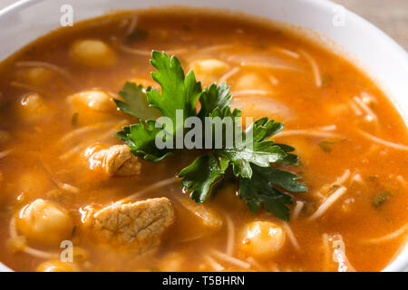 Zuppa Harira nella ciotola sul tavolo di legno. Tipico cibo marocchino. Concetto Ramadán.Close up Foto Stock