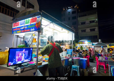 Cibo e snack di bancarelle, Chatsila Mercato Notturno di Hua Hin, Thailandia Foto Stock