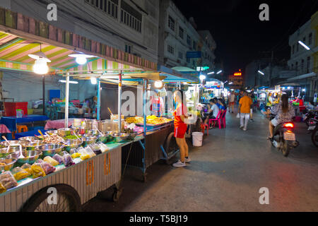 Cibo e snack di bancarelle, Chatsila Mercato Notturno di Hua Hin, Thailandia Foto Stock