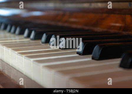 Fila di tasti di pianoforte dal basso a destra in alto a sinistra Foto Stock