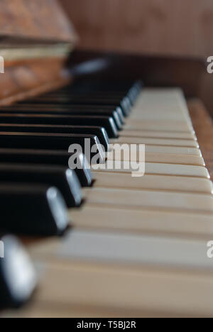 Fila di tasti di pianoforte da sinistra in basso a destra in alto Foto Stock