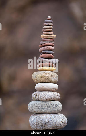 Pila di pietre supportato su rock Foto Stock