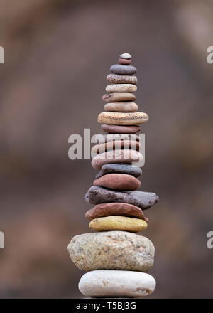 Pila di pietre supportato su rock Foto Stock