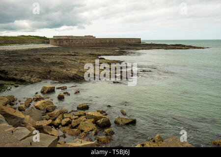 Cherbourg-Octeville, Francia - 27 agosto 2018: le fortificazioni del porto nel porto di Cherbourg. La Normandia, Francia Foto Stock