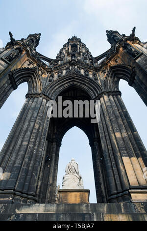 Ampio angolo di visione del monumento di Sir Walter Scott su Princes Street di Edimburgo, Scozia, Regno Unito Foto Stock