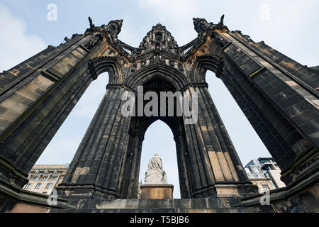 Ampio angolo di visione del monumento di Sir Walter Scott su Princes Street di Edimburgo, Scozia, Regno Unito Foto Stock