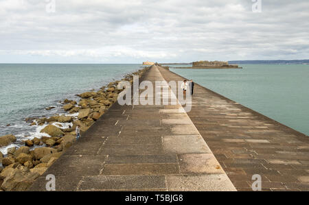 Cherbourg-Octeville, Francia - 27 agosto 2018: Coppie passeggiata attraverso le fortificazioni dyke nel porto di Cherbourg. La Normandia, Francia Foto Stock