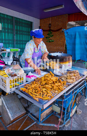 Banane fritte stallo, Trang, Thailandia Foto Stock