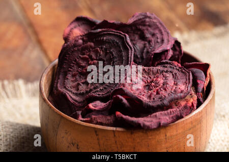 Close-up le sane chips di barbabietole in ciotola di legno. Foto Stock