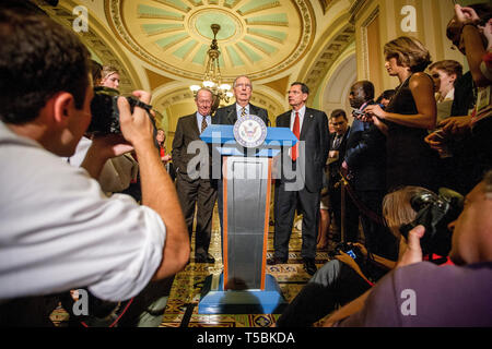 Mitch McConnel (R-Ky), leader della minoranza del Senato, parla ai media della proposta della cosiddetta "Gang of Six" durante le negazioni del debito in corso nel luglio 2011. Dietro McConnel c'è il senatore americano Lamar Alexander (R-Tn) e il senatore americano John Barasso (R-Wy) Foto Stock